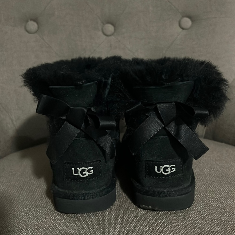 Girls UGGS mini Bailey bow size 11